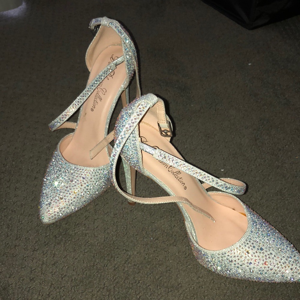 Woman’s size 8 silver heels
